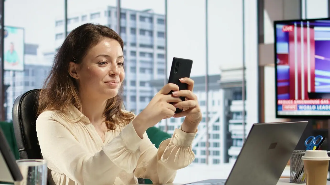 An influential female director receives project updates through text messages.